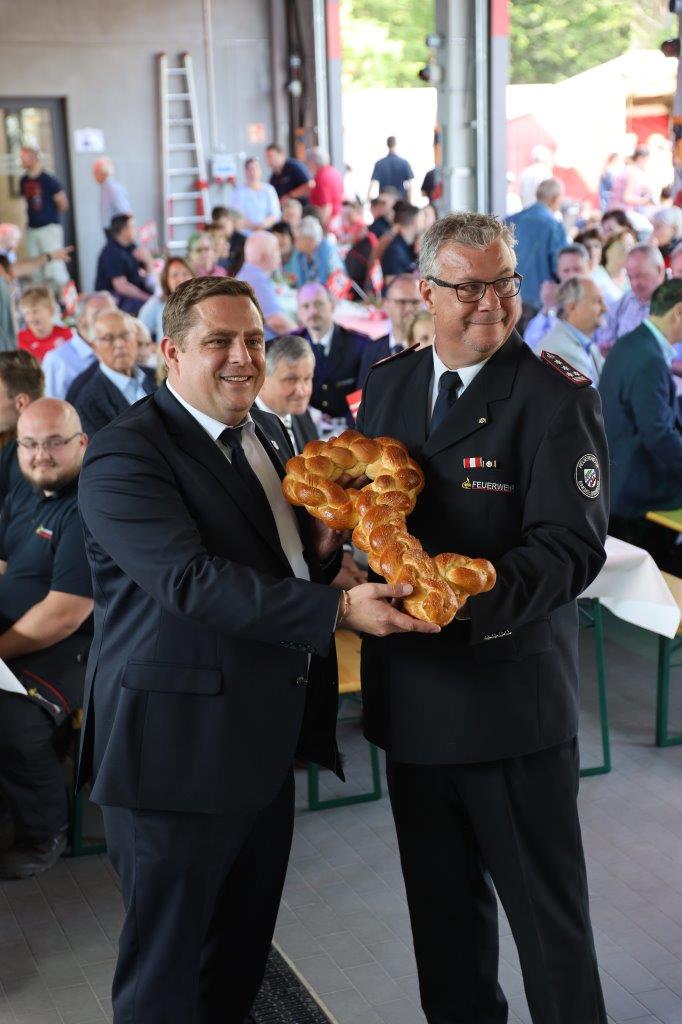 Schluesselbergabe durch Buergermeister Keller an Kommandant Schmollinger